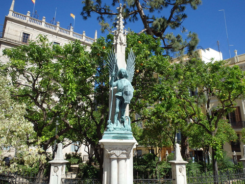 Statue on the Plaza de la Vírgen.